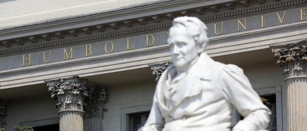 Die Statue von Alexander von Humboldt vor dem Haupteingang der Humboldt-Universität an der Straße Unter den Linden in Berlin.