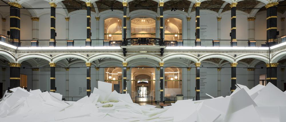 Großes Schweigen: Nach C. D. Friedrichs „Eismeer“ entstand die Installation „Fin de siècle“ (1990) vom Künstlertrio General Idea, derzeit im Berliner Gropius Bau.
