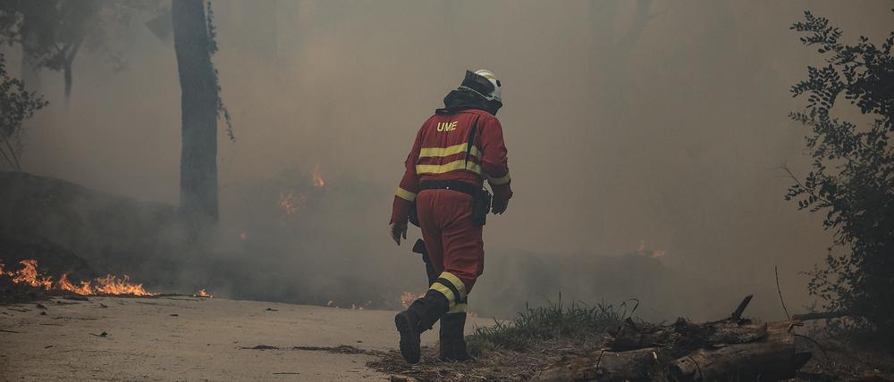 Ein Mitglied der Militärische Nothilfeeinheit (UME) während der Löscharbeiten.