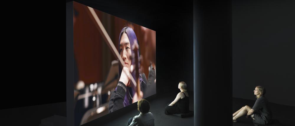Die Videoarbeit „Gravity’s Tune“ hatte ihre Premiere im Kunstraum der Schering Stiftung.