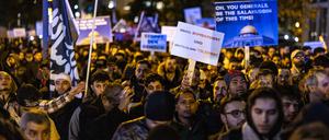 Schilder und Fotos werden gezeigt bei der Kundgebung „Gaza unter Beschuss - gemeinsam gegen das Unrecht“ am 3.11. in Essen