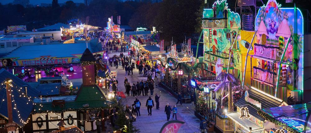 Blick auf den Weihnachtsmarkt „Winterzauber“ in Lichtenberg. 