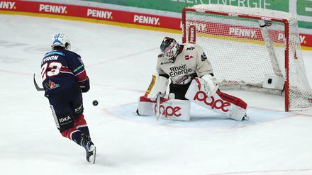 Blaine Byron scheitert an Torwart Tobias Ancicka im Penaltyschießen.