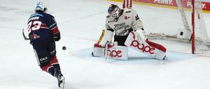 Blaine Byron scheitert an Torwart Tobias Ancicka im Penaltyschießen.