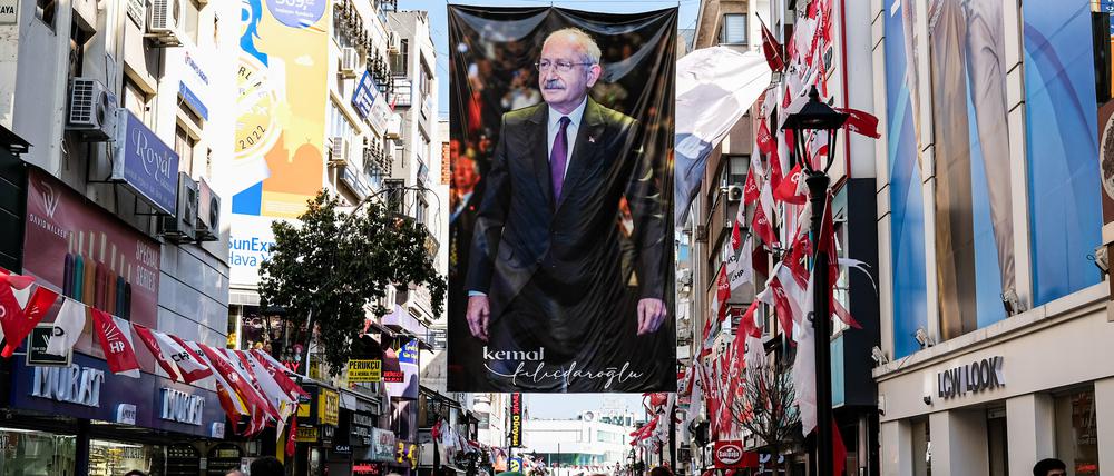 Damit die türkische Opposition Erdoğan besiegen kann, muss der 74-jährige CHP-Parteichef der CHP Kemal Kılıçdaroğlu zur Seite treten, fordern seine Kritiker.