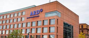 Ein Unbekannter kippte Farbe auf das ARD-Hauptstadtstudio in Berlin.