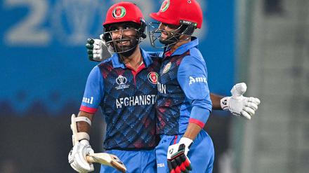 Das läuft für uns. Afghanistans Kapitän Hashmatullah Shahidi (l.) mit Mitspieler Azmatullah Omarzai.