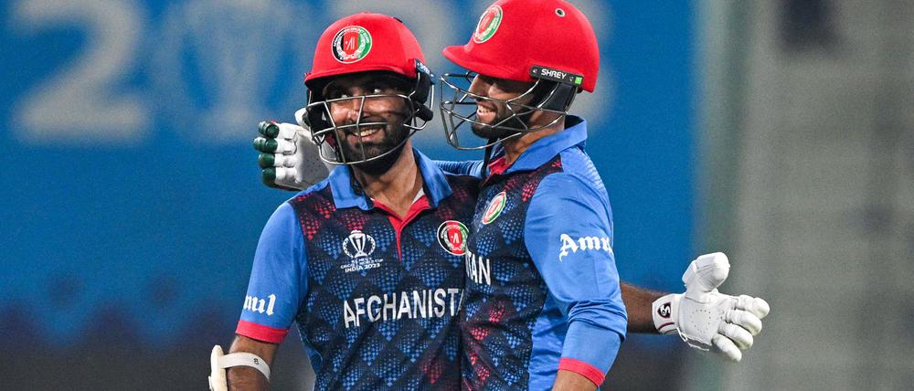 Das läuft für uns. Afghanistans Kapitän Hashmatullah Shahidi (l.) mit Mitspieler Azmatullah Omarzai.