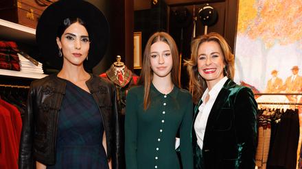 Shoppen im US-Wohnzimmer.Stil. Model Zoe Helali, Carla Cramer und ihre Mutter, Moderatorin Bettina Cramer bei der KaDeWe-Party zur Fest-Saison.