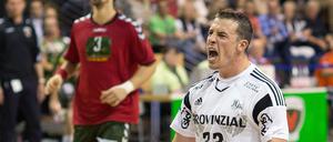 Dominik Klein ist gebürtiger Unterfranke und spielte beim THW Kiel. Hier jubelt er über sein Tor gegen die Füchse Berlin.
