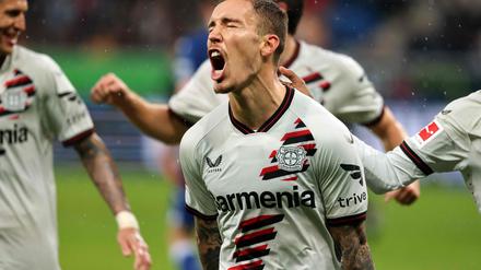 Da ist der Siegteffer. Alejandro Grimaldo jubelt nach seinem Tor.