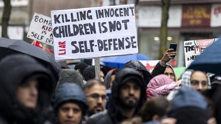 Ein Banner mit der Aufschrift „Killing innocent children is not self-defense“ ist bei einer Pro-Palästina-Kundgebung zu sehen. 