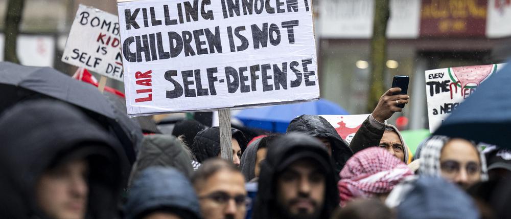 Ein Banner mit der Aufschrift „Killing innocent children is not self-defense“ ist bei einer Pro-Palästina-Kundgebung zu sehen.