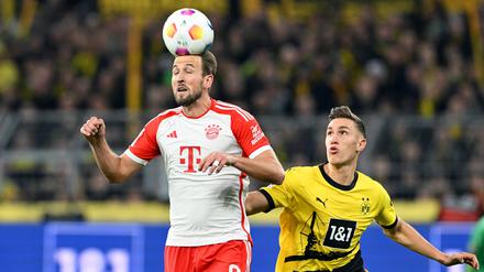 Aufschauen zu den Bayern. Der Dortmunder NIco Schlotterbeck r.) und Harry Kane. 