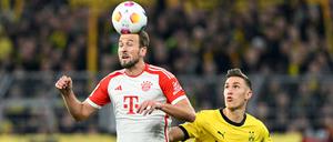 Aufschauen zu den Bayern. Der Dortmunder NIco Schlotterbeck r.) und Harry Kane. 