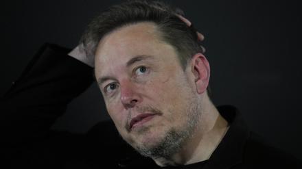 Elon Musk, CEO von Tesla und SpaceX, während eines Gesprächs mit dem britischen Premierminister Sunak.