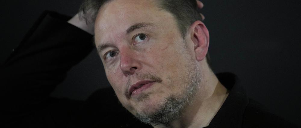 Elon Musk, CEO von Tesla und SpaceX, während eines Gesprächs mit dem britischen Premierminister Sunak.
