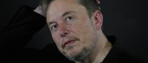 Elon Musk, CEO von Tesla und SpaceX, während eines Gesprächs mit dem britischen Premierminister Sunak.