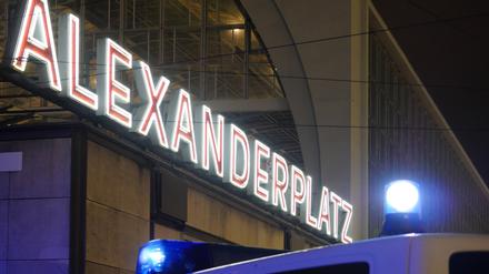 Ein Polizeiwagen am Berliner Alexanderplatz. (Symbolbild)