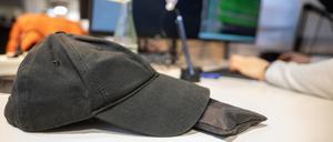 Eine Baseballmütze liegt in einem Coworking-Space auf dem Tisch eines Programmierers (Symbolfoto).