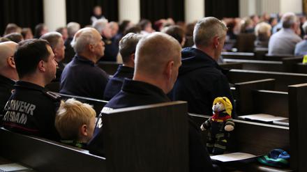 Mit einem Gottesdienst in der Nikolaikirche wurde der verstorbenen 120 Einsatzkräfte von Polizei, Feuerwehr und Rettungsdienst gedacht. 