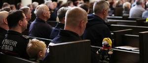 Mit einem Gottesdienst in der Nikolaikirche wurde der verstorbenen 120 Einsatzkräfte von Polizei, Feuerwehr und Rettungsdienst gedacht. 
