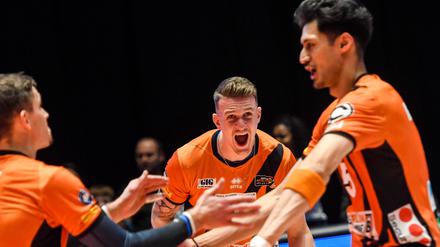 Marek Sotola (Mi.) nutzte den zweiten Matchball zum Sieg über Friedrichshafen.