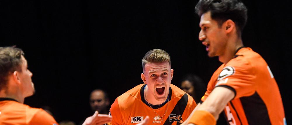 Marek Sotola (Mi.) nutzte den zweiten Matchball zum Sieg über Friedrichshafen.