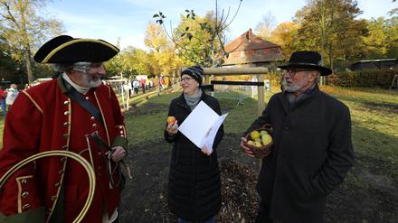 Bernd Küster, Vorsitzender des Fördervereins Jagdschloss-Parforceheide (rechts) mit Wilhelm und Wilma Bürklin (rechts), den Baumpaten für die Goldparmäne.