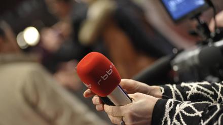 Mikrofonhalter für die Politik? Der neue RBB-Staatsvertrag trägt die Handschrift der Landesregierungen von Berlin und Brandenburg.