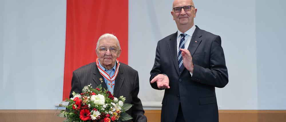 Die Potsdamer Wasserball-Legende Harry Volbert (links) mit Brandenburgs Ministerpräsidenten Dietmar Woidke bei der Auszeichnung mit dem Landesverdienstorden.