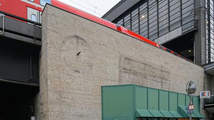 Am Berliner Bahnhof Zoo ist die traditionsreiche goldene Uhr verschwunden.