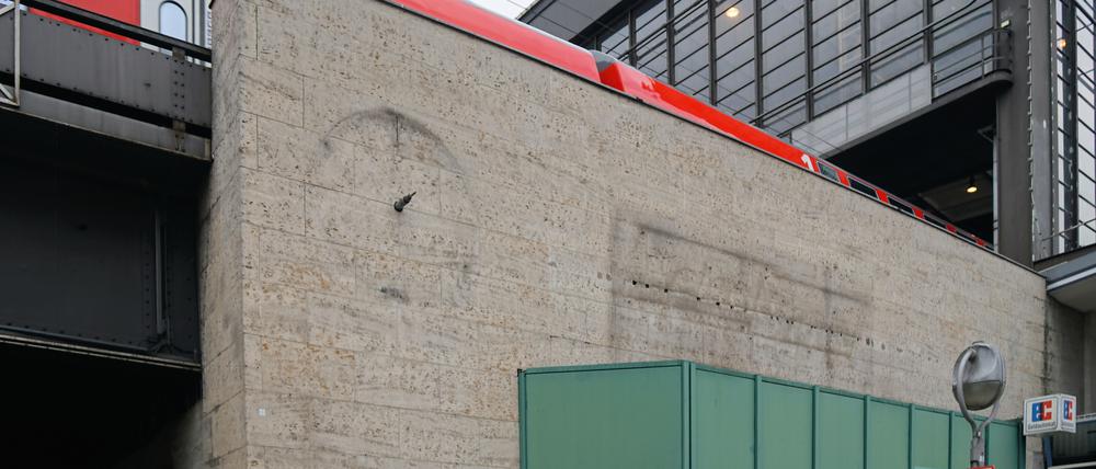 Am Berliner Bahnhof Zoo ist die traditionsreiche goldene Uhr verschwunden.
