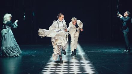 Bunbury. Ernst sein is everything!
VON Oscar Wilde REGIE Claudia Bossard AUS DEM ENGLISCHEN VON Claudia Bossard
REGIE Claudia Bossard BÜHNE UND KOSTÜME Elisabeth Weiß KOSTÜMMITARBEIT Matthias Dielacher CHOREOGRAFIE Marta Navaridas MUSIK Annalena Fröhlich LICHT (GRAZ, DT) Kristina Jedelsky , Viktor Felligi DRAMATURGIE (GRAZ, DT) Daniel Richter , Elisabeth Tropper
Berlin-Premiere am 4. November 2023, Kammer
Spielzeit 2023/24