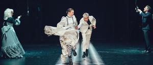 Bunbury. Ernst sein is everything!
VON Oscar Wilde REGIE Claudia Bossard AUS DEM ENGLISCHEN VON Claudia Bossard

REGIE Claudia Bossard  BÜHNE UND KOSTÜME Elisabeth Weiß  KOSTÜMMITARBEIT Matthias Dielacher  CHOREOGRAFIE Marta Navaridas  MUSIK Annalena Fröhlich  LICHT (GRAZ, DT) Kristina Jedelsky , Viktor Felligi  DRAMATURGIE (GRAZ, DT) Daniel Richter , Elisabeth Tropper

Berlin-Premiere am 4. November 2023, Kammer
Spielzeit 2023/24