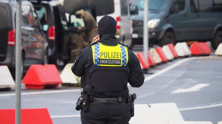Die Polizei Hamburg und die Bundespolizei sind mit einem Großaufgebot und Spezialkräften am Flughafen wegen eines Geiseldramas im Einsatz.