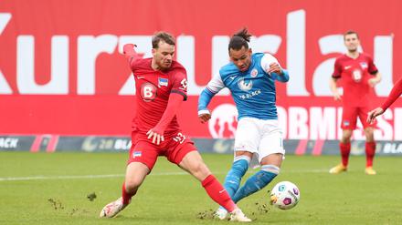 Zähes Ringen. Herthas Pascal Klemens (r.) im Zweikmapf mit Juan Perea.