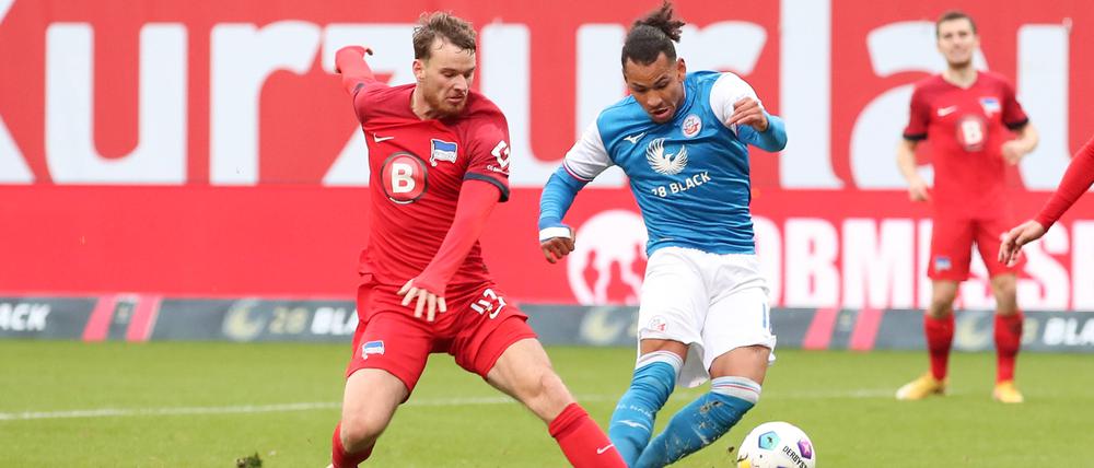 Zähes Ringen. Herthas Pascal Klemens (r.) im Zweikmapf mit Juan Perea.