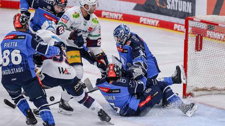 Viel los vor dem Ingolstädter Tor. ERC-Goalie Michael Garteig (r.) in Not.