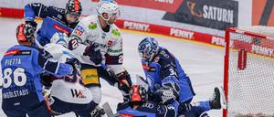 Viel los vor dem Ingolstädter Tor. ERC-Goalie Michael Garteig (r.) in Not.