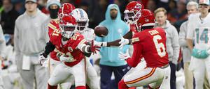 Kurz vor der Pause erobert die Defensive der Chiefs den Football und Bryan Cook (6) trägt ihn zum Touchdown in die gegnerische Endzone.