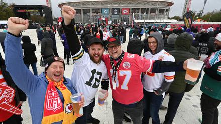 Beste Stimmung. Footballfans vor dem Spiel in Frankfurt.