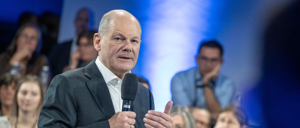 Olaf Scholz spricht mit Bürgern.