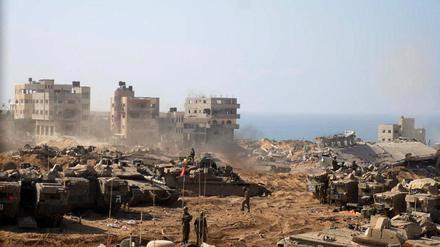 Dieses von der israelischen Armee am 5. November 2023 veröffentlichte Bild zeigt israelische Panzer und Soldaten, die an einem Ort im nördlichen Gazastreifen stationiert sind.