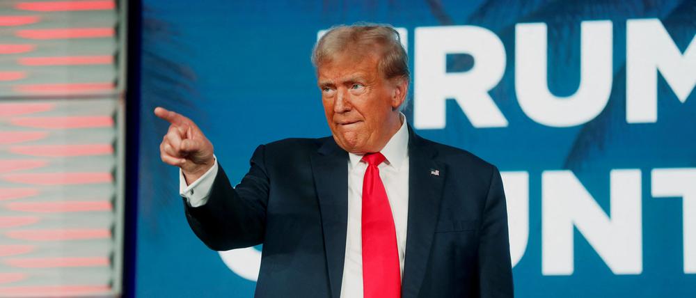 Der ehemalige US-Präsident und republikanische Präsidentschaftskandidat Donald Trump spricht zu seinen Anhängern während des Florida Freedom Summit. 