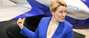 Berlins SPD-Wirtschaftssenatorin Giffey (re.) mit einem Flugzeug