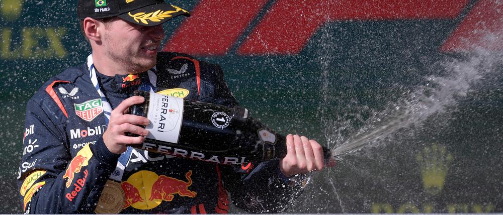 An mir kommt keiner vorbei. Max Verstappen feiert seinen Sieg bei Grand Prix von Brasilien.
