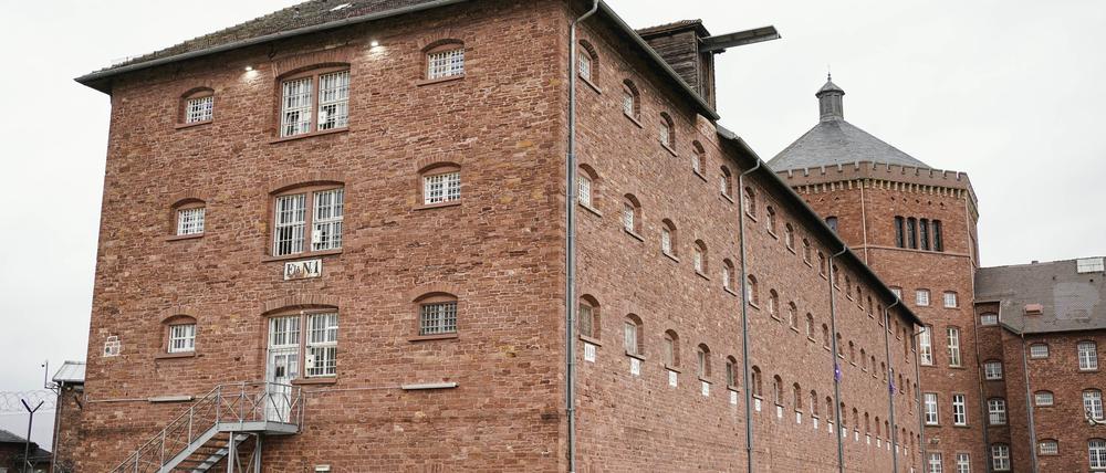 Das Hauptgebäude der Justizvollzugsanstalt in Bruchsal. Die Polizei fahndet weiterhin nach einem verurteilten Mörder, dem am 30.10.2023 die Flucht gelang. (Archivfoto)