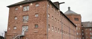 Das Hauptgebäude der Justizvollzugsanstalt in Bruchsal. Die Polizei fahndet weiterhin nach einem verurteilten Mörder, dem am 30.10.2023 die Flucht gelang. (Archivfoto)