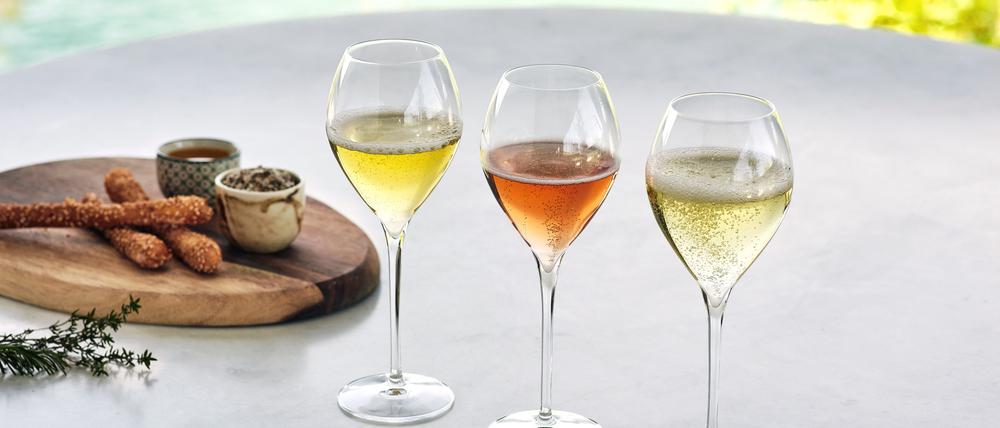 Drei Farben Cava: verschiedene Reifestufen und Rosé im Glas.